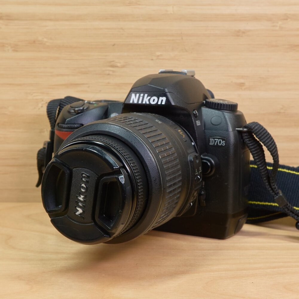 Nikon D70s 6.1MP Digital SLR Camera w/ Nikkor 18-55mm f/3.5-5.6G AF-S Lens - Picture 3 of 11
